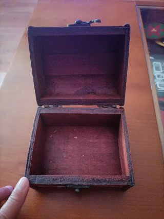 Baúl de madera con mapa