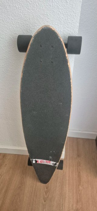 Longboard con ruedas negras