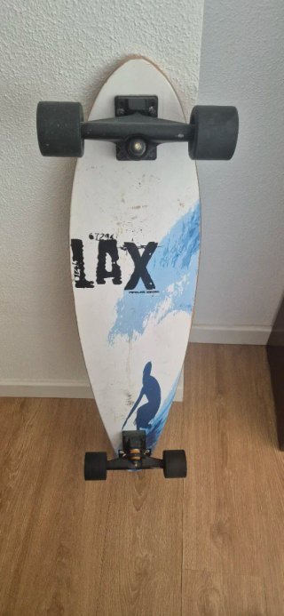 Longboard con ruedas negras