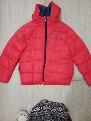 Chaqueta acolchada roja con capucha