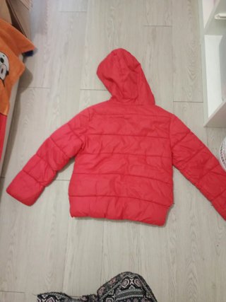 Chaqueta acolchada roja con capucha