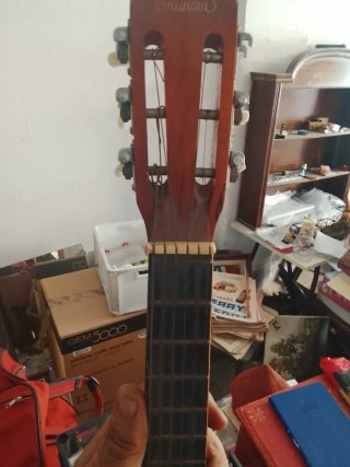 Guitarra clásica antigua para reparar