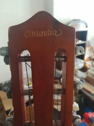 Guitarra clásica antigua para reparar