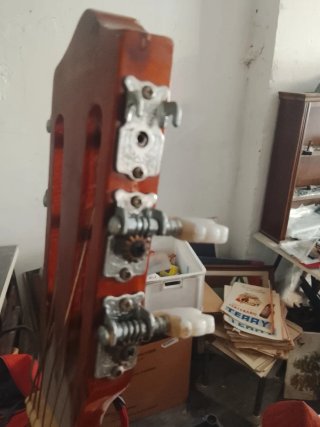Guitarra clásica antigua para reparar