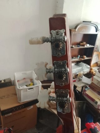 Guitarra clásica antigua para reparar