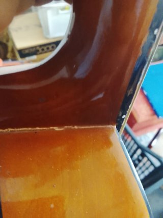 Guitarra clásica antigua para reparar