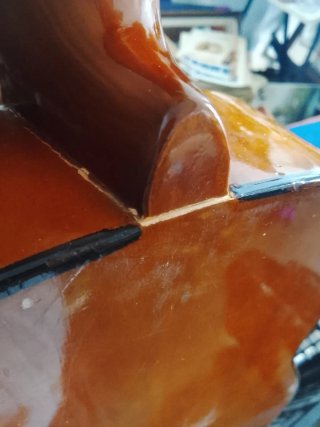 Guitarra clásica antigua para reparar