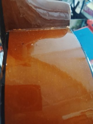 Guitarra clásica antigua para reparar