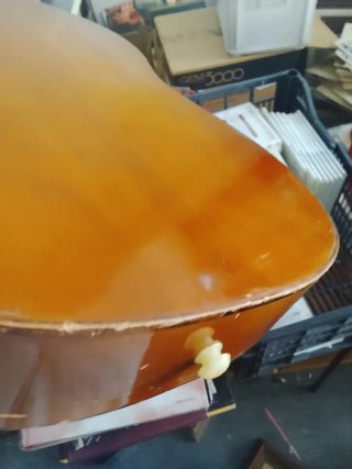 Guitarra clásica antigua para reparar