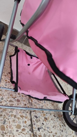 Carrito de bebé de juguete