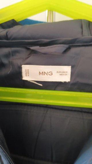 Chaqueta azul con capucha