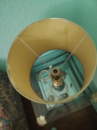 Lámpara de mesa dorada y beige