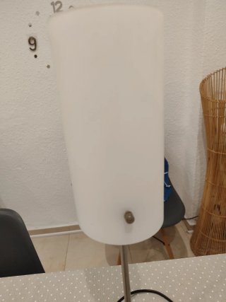 Lámpara de mesita de noche plateada y blanca