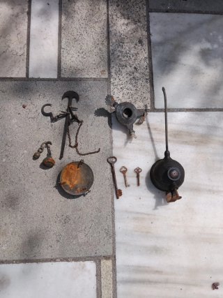 Lote decoración: candil, romana, aceitera y llaves