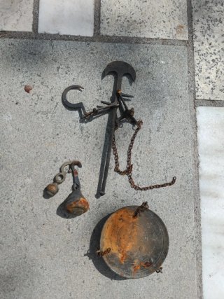 Lote decoración: candil, romana, aceitera y llaves