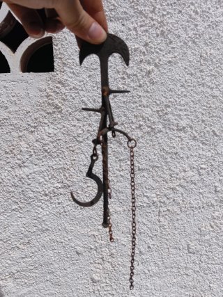 Lote decoración: candil, romana, aceitera y llaves