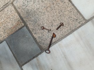 Lote decoración: candil, romana, aceitera y llaves