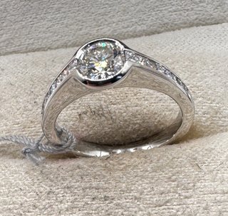 Anillo Oro 18kt con Diamantes