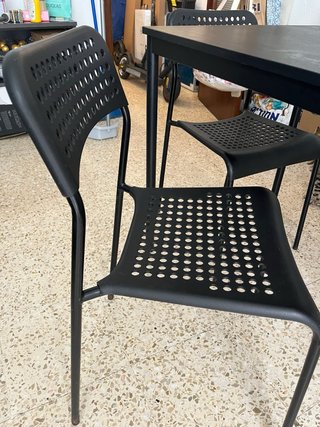 Mesa negra con 4 sillas