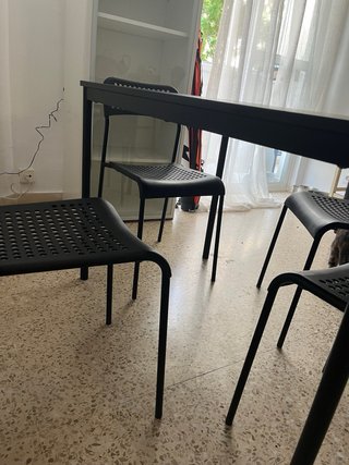Mesa negra con 4 sillas