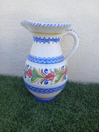 Cántaro de cerámica pintado a mano