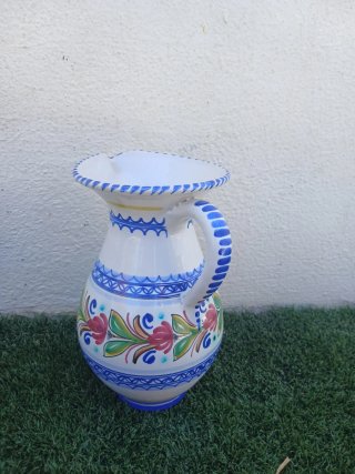 Cántaro de cerámica pintado a mano