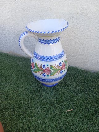 Cántaro de cerámica pintado a mano