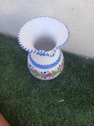 Cántaro de cerámica pintado a mano