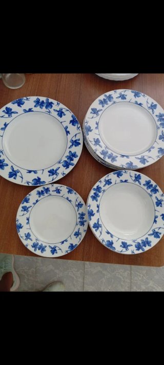 Juego de 4 platos de porcelana con flores azules