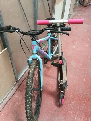 Bicicleta y patinete de niña