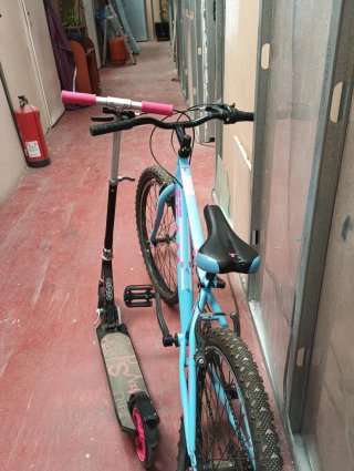 Bicicleta y patinete de niña