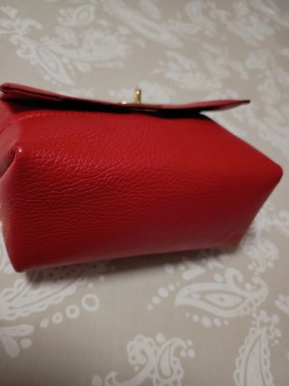 Bolso de mano rojo con cadena dorada