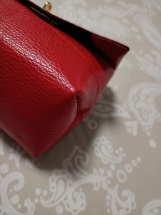 Bolso de mano rojo con cadena dorada
