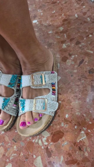Sandalias plateadas con abalorios