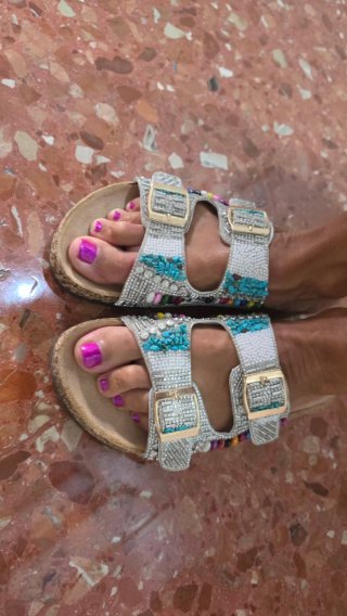 Sandalias plateadas con abalorios