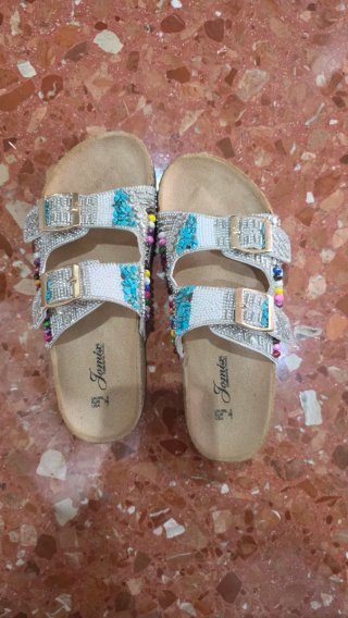 Sandalias plateadas con abalorios