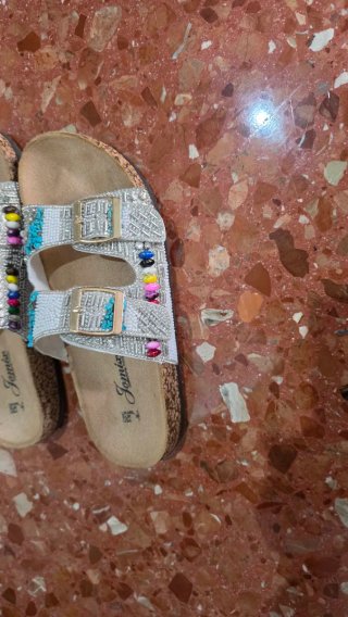 Sandalias plateadas con abalorios