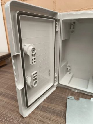 Caja de distribución pared con placa