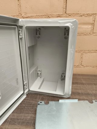 Caja de distribución pared con placa