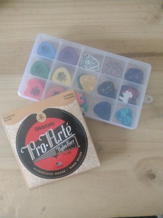 Cuerdas Guitarra Clásica D'Addario EJ49 + 100 Púas