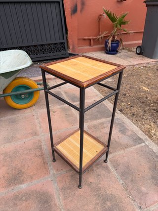 Mesa auxiliar de metal y madera