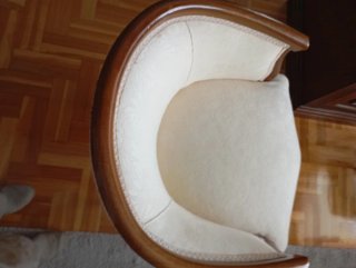 Butaca tapizada madera.