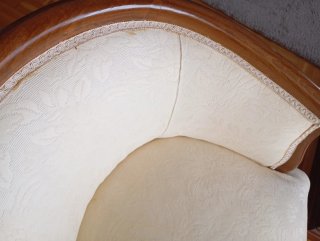 Butaca tapizada madera.