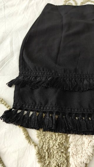 Falda negra con flecos