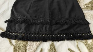 Falda negra con flecos