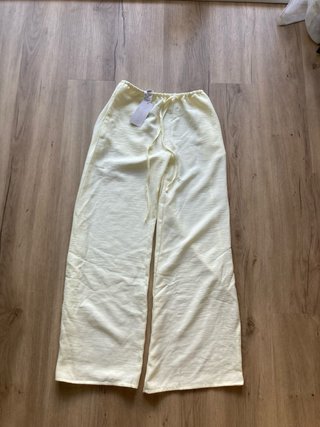 Pantalón amarillo crema de lino sin estrenar