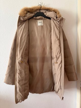 Abrigo plumífero beige con capucha