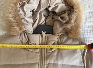 Abrigo plumífero beige con capucha