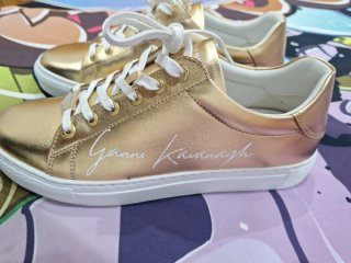 Zapatillas Deportivas Doradas y Blancas