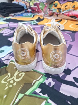 Zapatillas Deportivas Doradas y Blancas